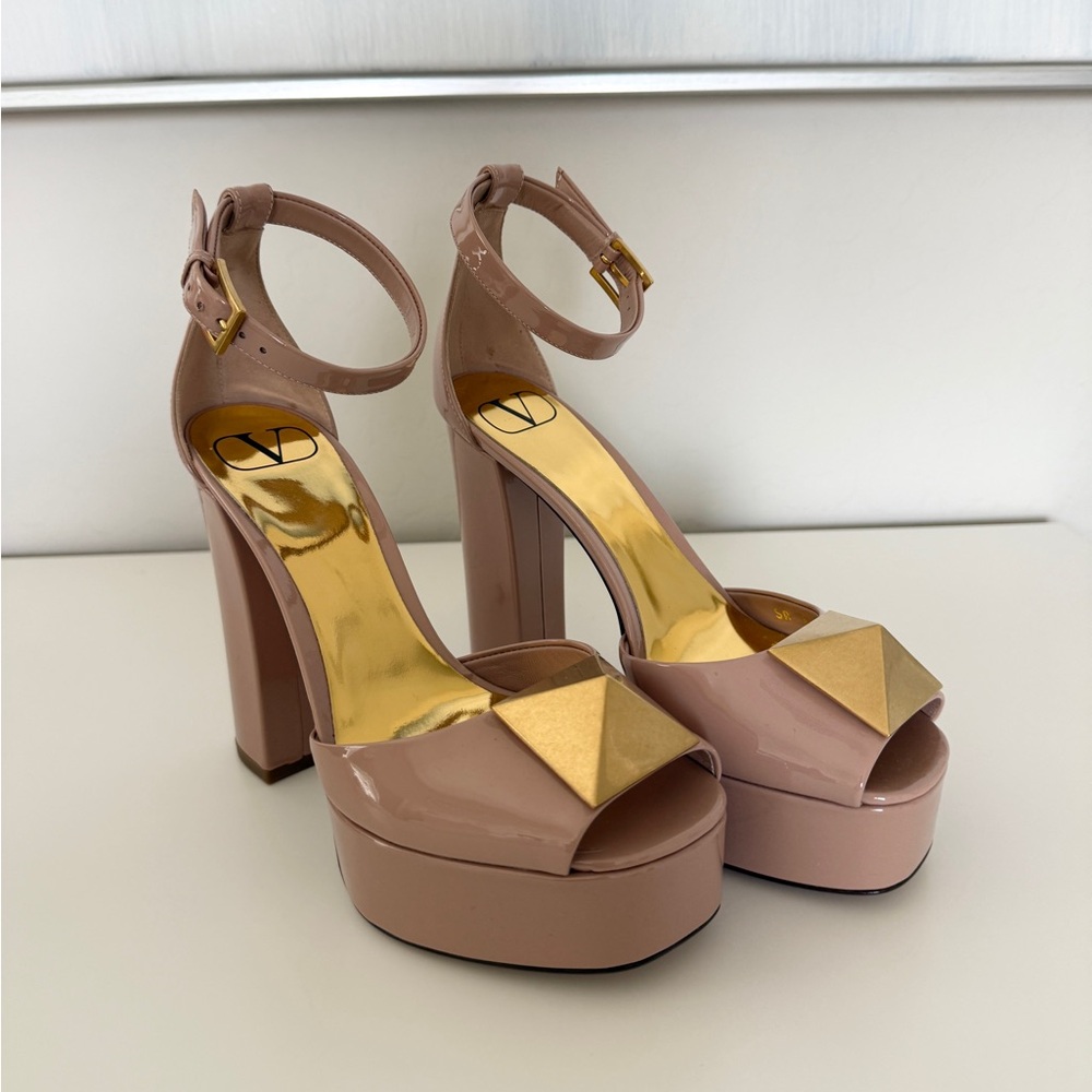 VALENTINO GARAVANI ONE STUD PATENT LEATHER PLATFORM SANDAL
